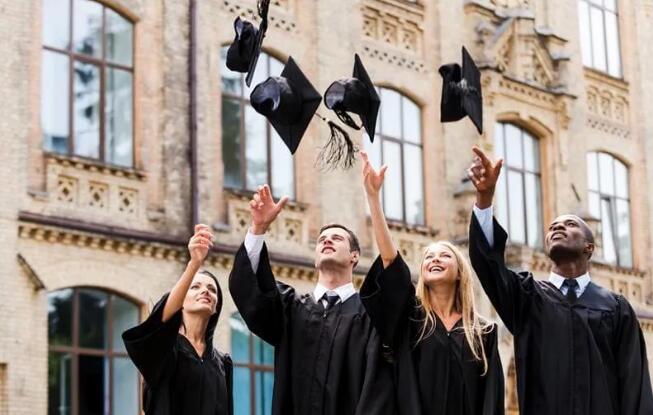 在英国读大学要花多少钱？