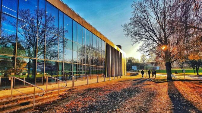 去英国留学，费用一年控制在35万以下，性价比还不错的三个学校