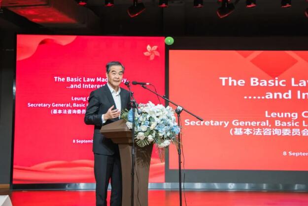 梁振英先生亲自为广州南沙港人子弟学校学子授课！