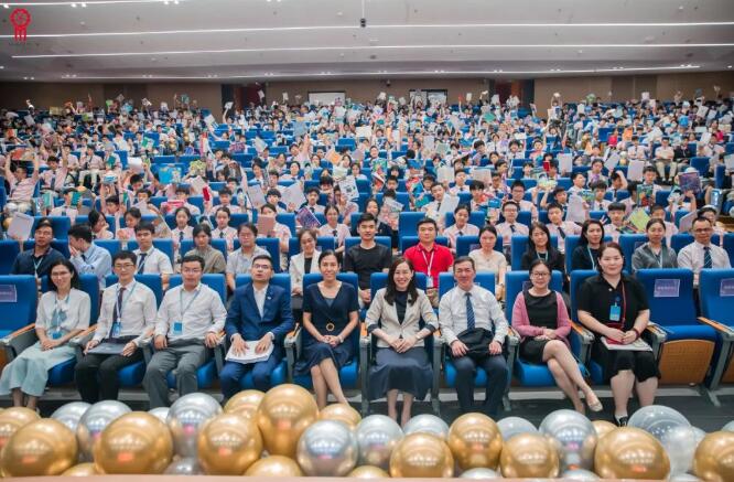 梁振英先生亲自为广州南沙港人子弟学校学子授课！