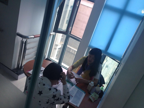 环球教育学员认真学习