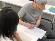 图片包含 人, 室内, 桌子, 电脑

描述已自动生成