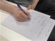 人手里拿着纸

描述已自动生成